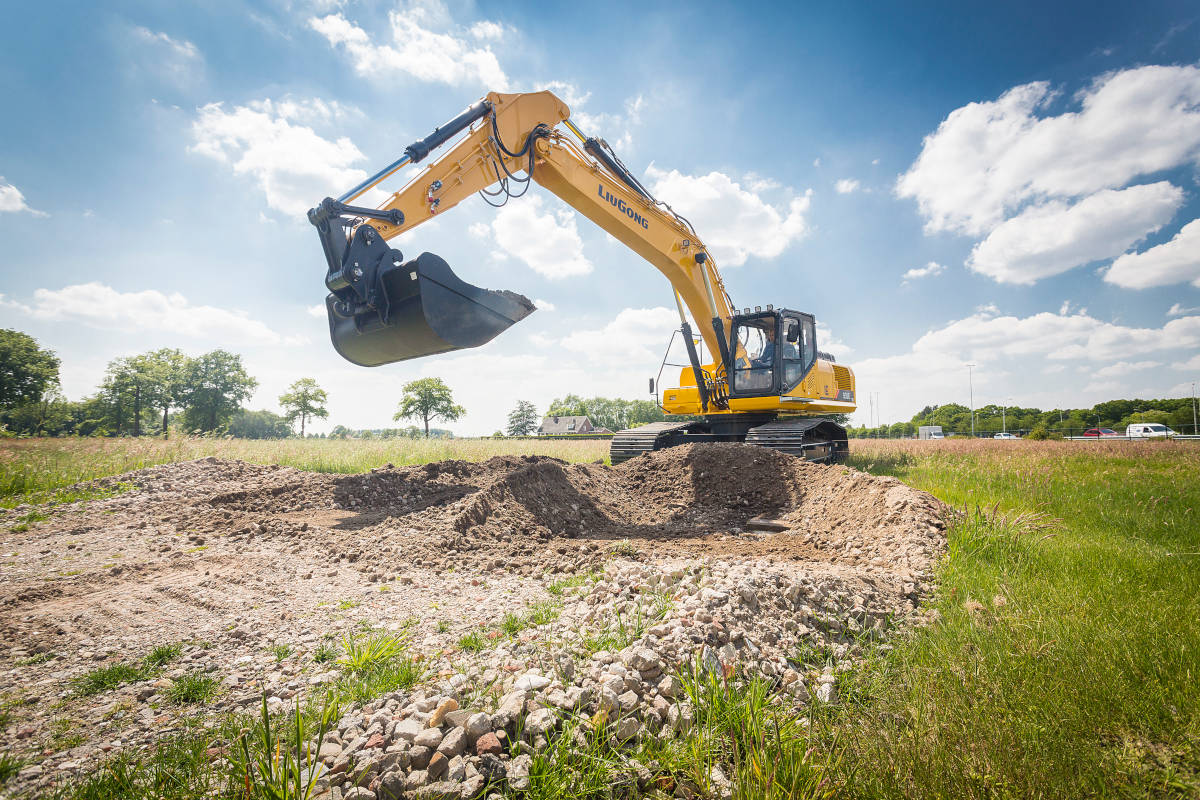 Китайская спецтехника (гусеничный экскаватор) LiuGong в России